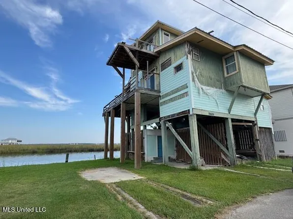 458 Skyline Dr, Bay Saint Louis, MS 39520