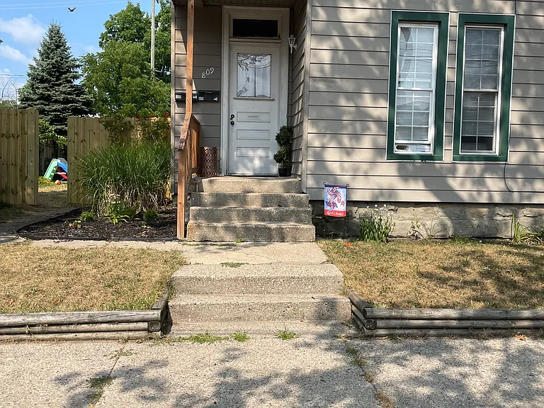 809 Livingston Ave NE #A — Photo 7