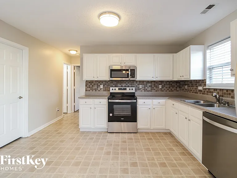 109 Sydney Ct — Photo 4