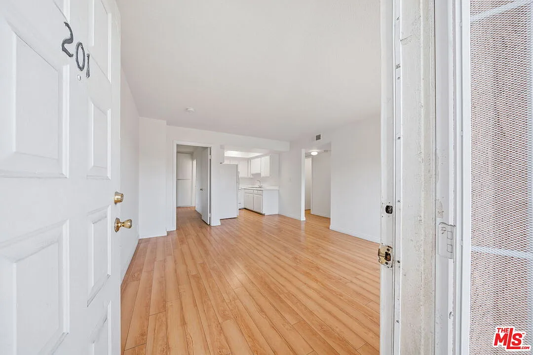 3 bed, 2.0 bath, 1339 sqft, $3,495 — Photo 2