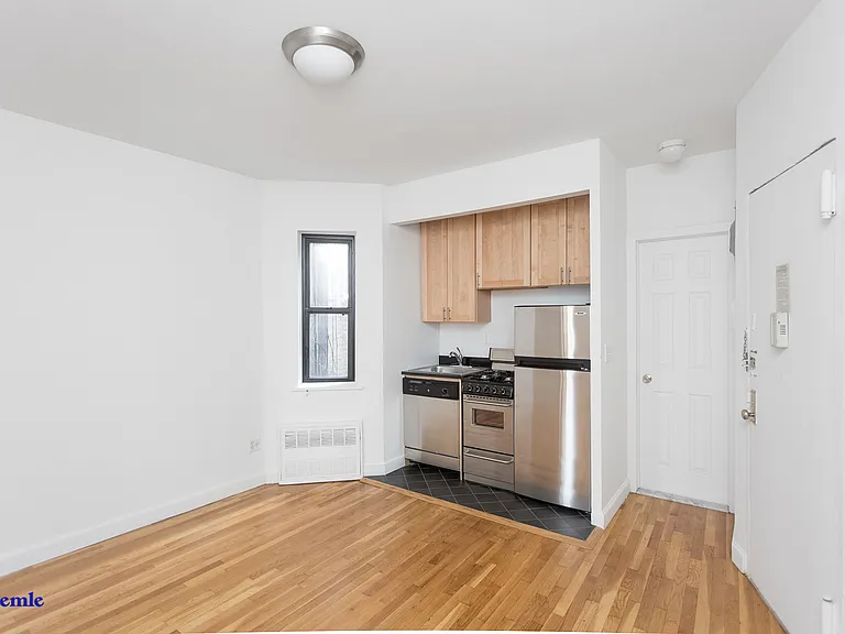 1592 2nd Ave #2RS — Photo 2