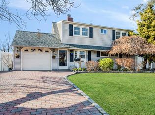 46 Choir Ln, Westbury, NY 11590