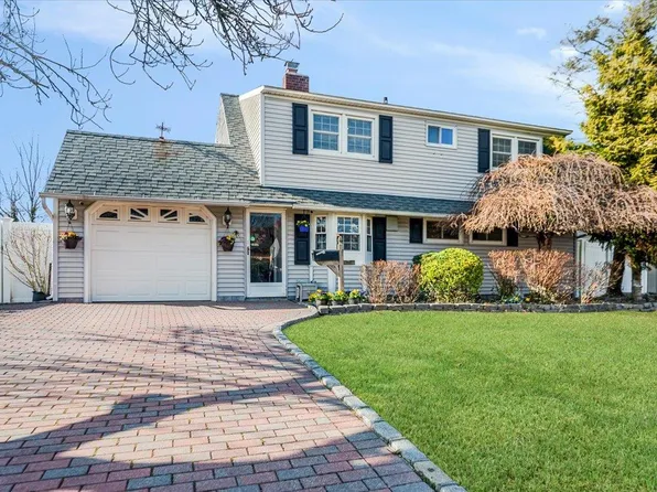 46 Choir Lane, Westbury, NY 11590