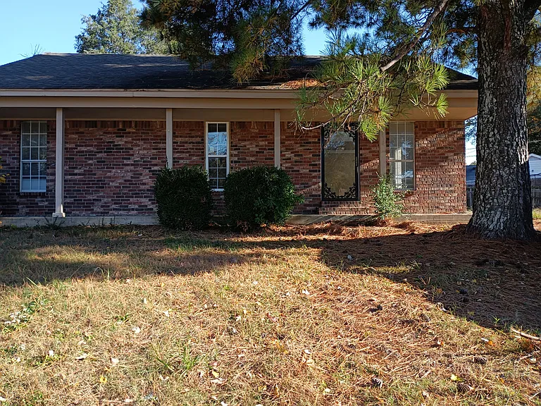 1745 Graceland Cv — Photo 1
