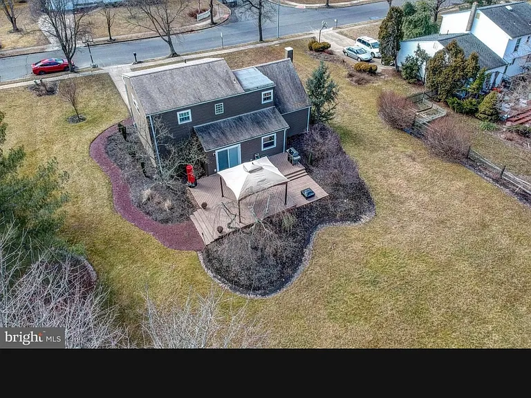 49 Oxford Dr — Photo 3