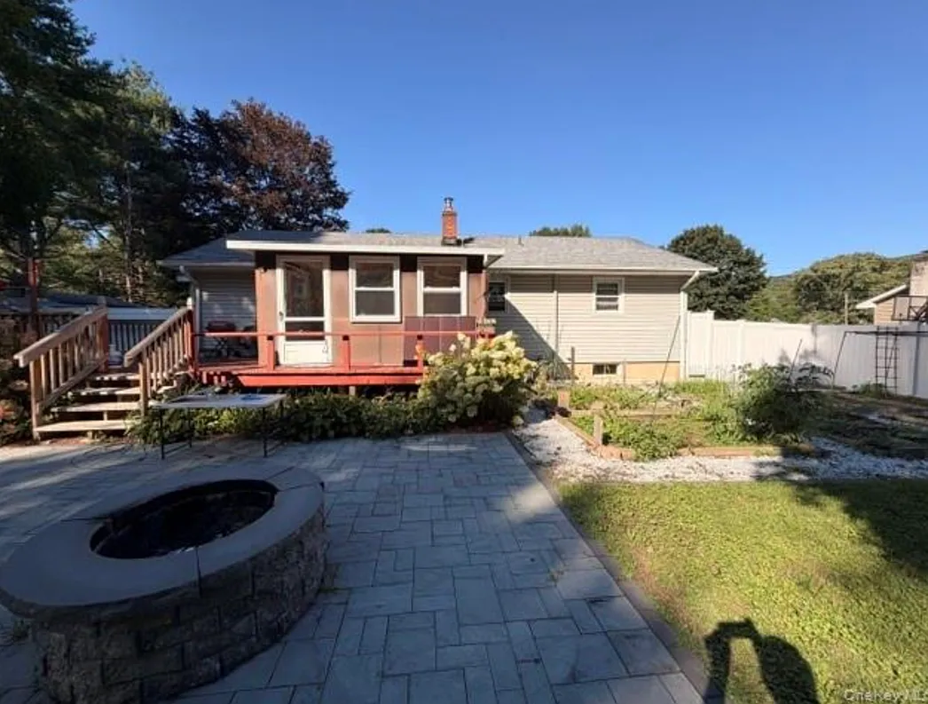 3 bed, 2.0 bath, 1056 sqft, $2,500 — Photo 3
