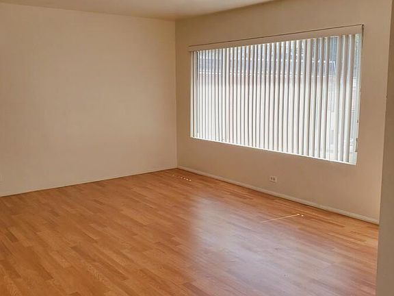 4th image of 1109 1/2 E Fairview Blvd
