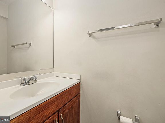 5th image of 302 Giles Pl