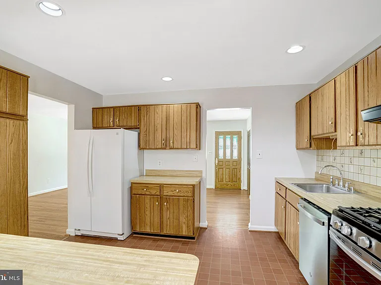 8236 Governors Ct — Photo 12