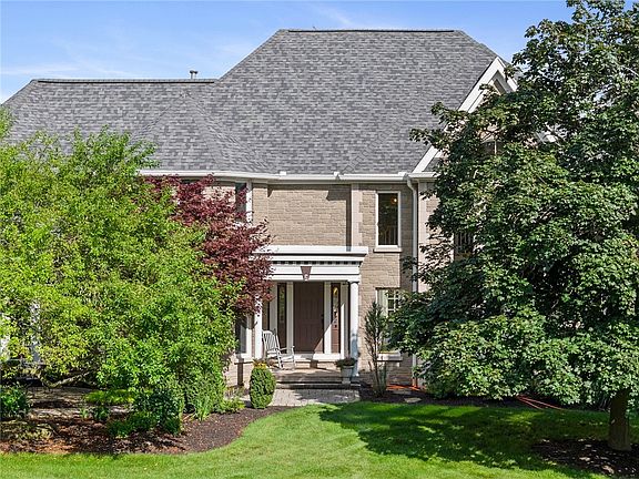 3rd image of 2 Parkview Manor Cir