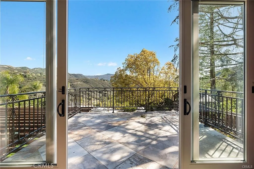 5 bed, 5128 sqft, $15,500 — Photo 2