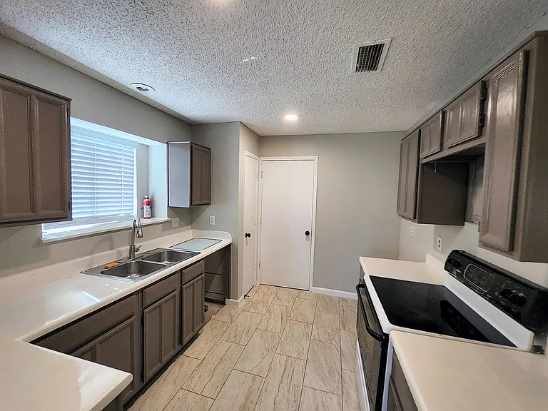 2641 Berkshire Ln — Photo 7
