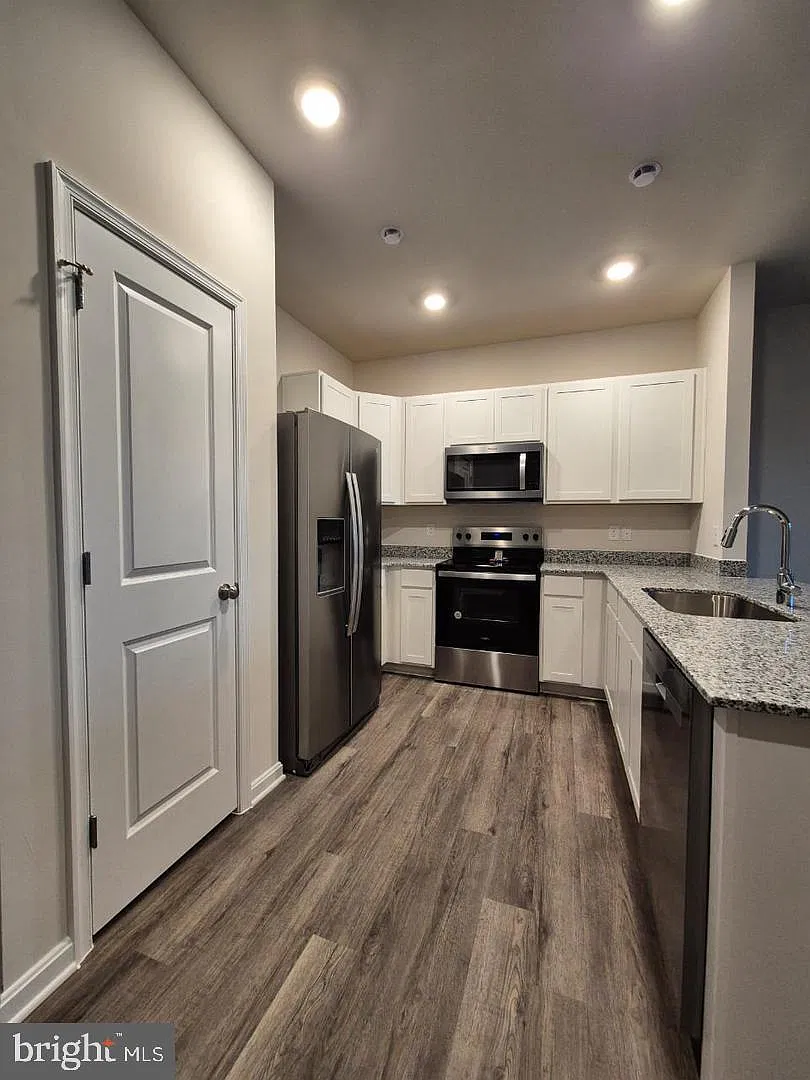 3 bed, 2.5 bath, 1526 sqft, $2,100 — Photo 3