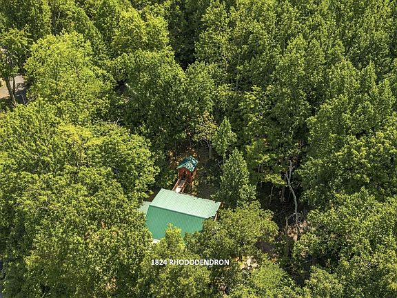 3rd image of 1824 Rhododendron Ln