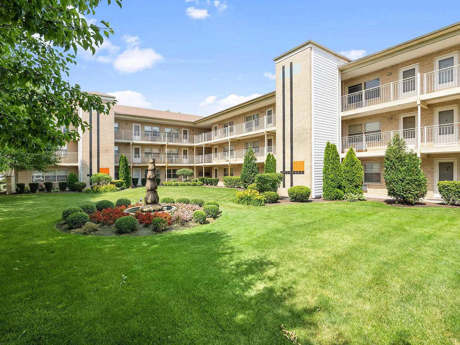 The Riviera Apartments of Evergreen Park — Photo 1