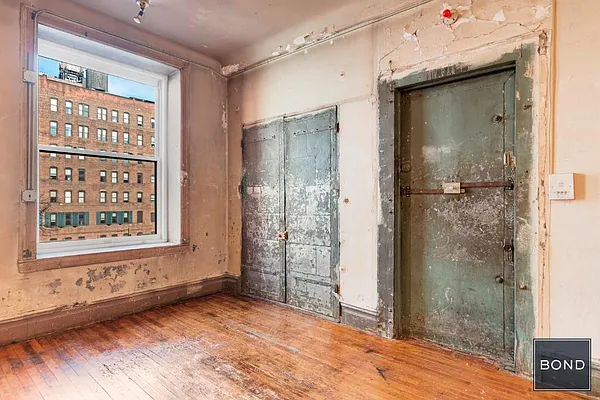Sold by Bond New York | media 5