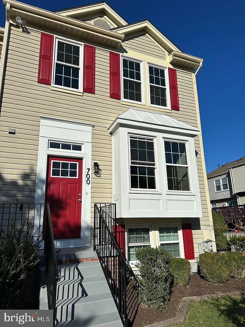 3 bed, 2.5 bath, 1816 sqft, $3,200 — Photo 1