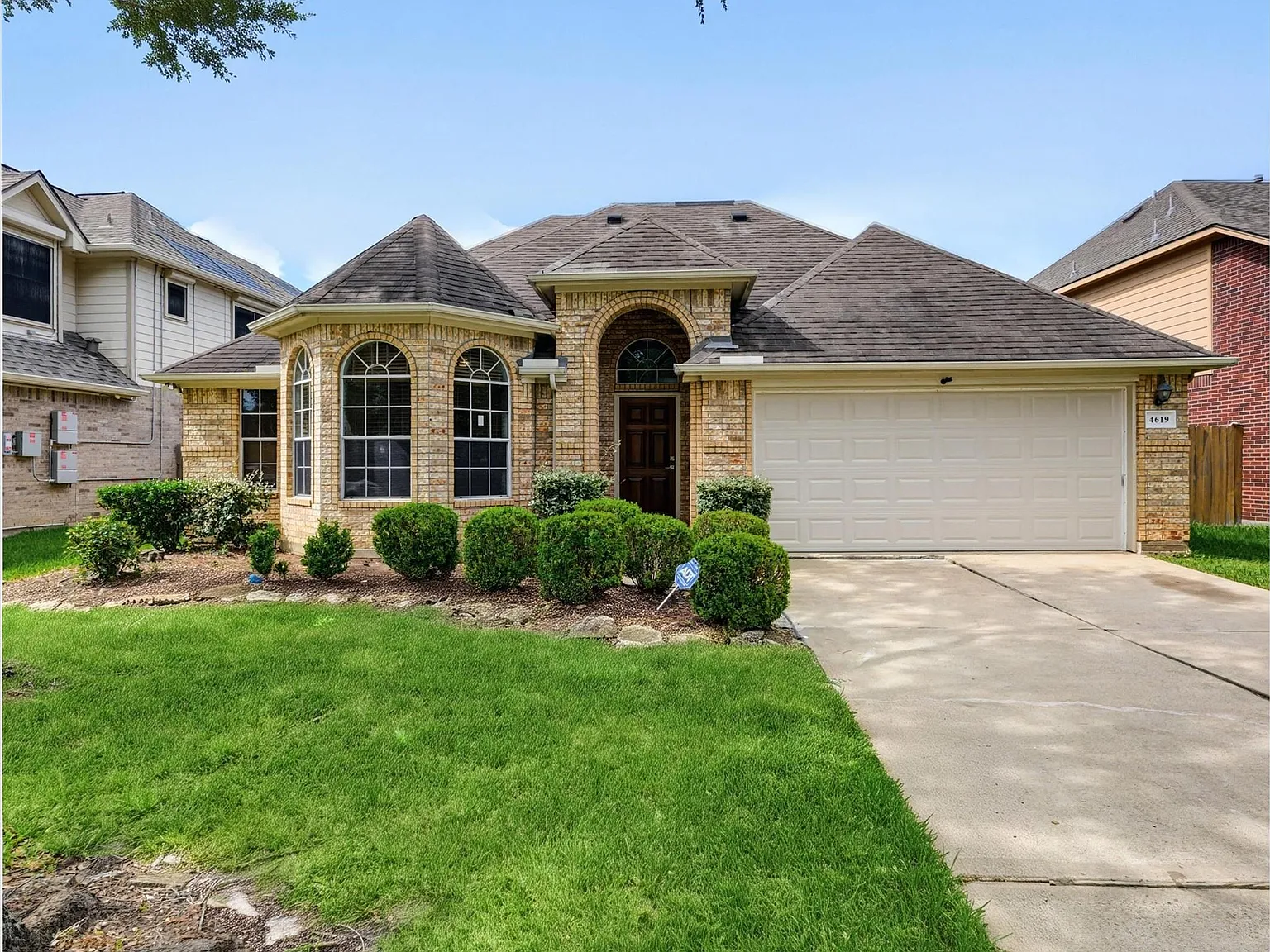 3 bed, 2.0 bath, 2236 sqft, $2,500 — Photo 2