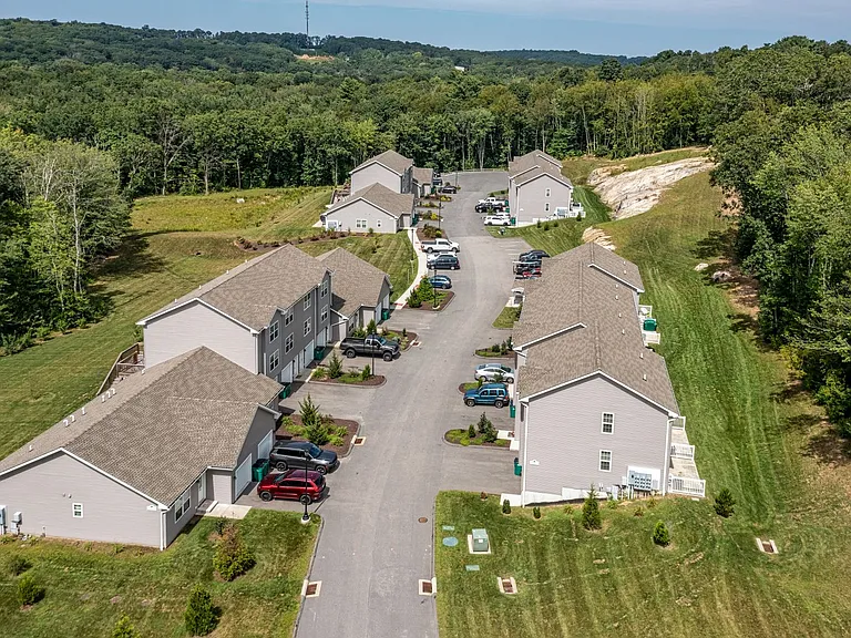 Ledyard Meadows - Bld 300-400 — Photo 14