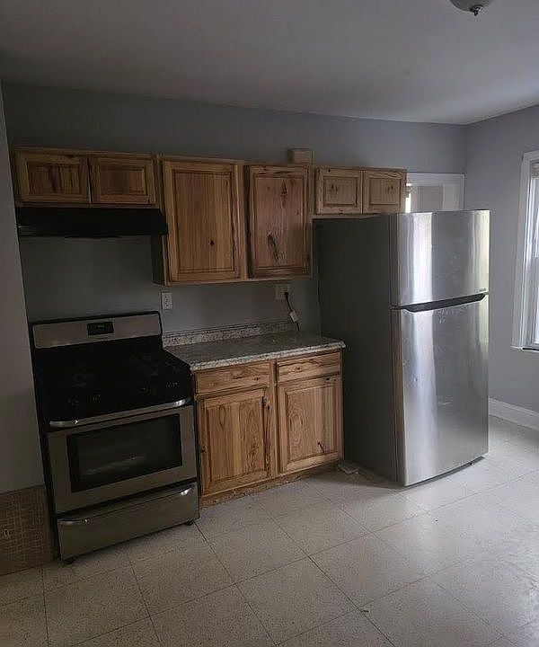 1st image of 429 Lincoln Ave Floor 1