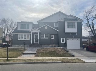 28 Leach St, Lynbrook, NY 11563