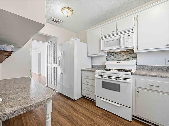 4th image of 100 EL CAMINO DRIVE #101