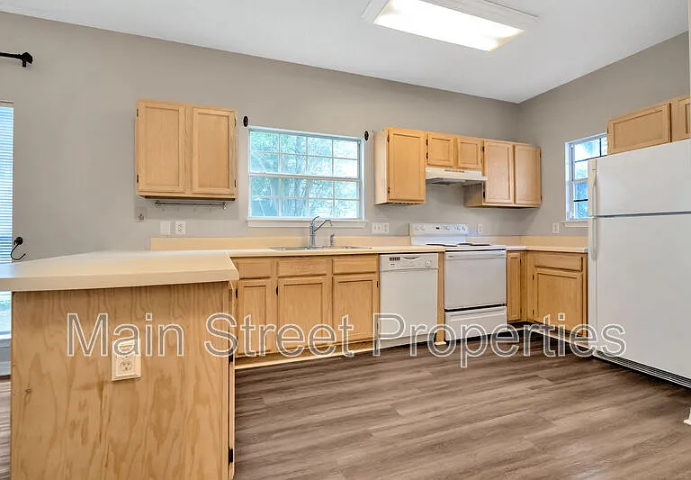 208 Wildflower Ln — Photo 3