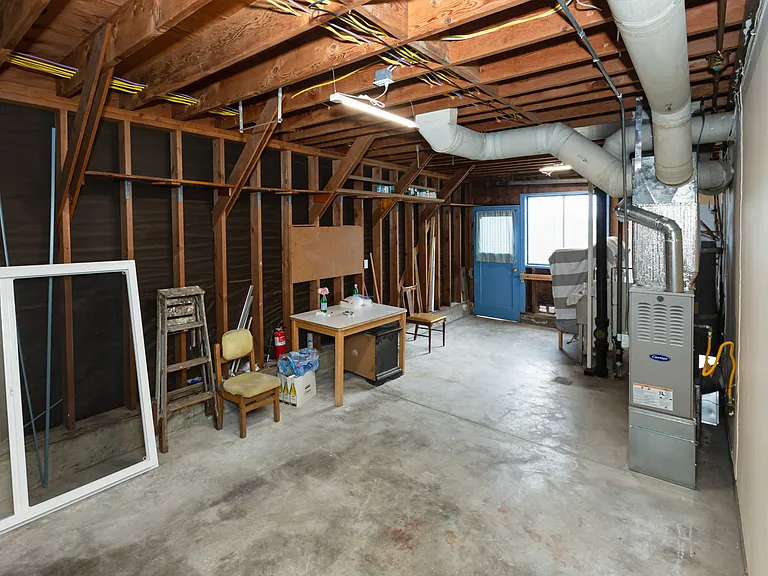 446 Niantic Ave — Photo 6