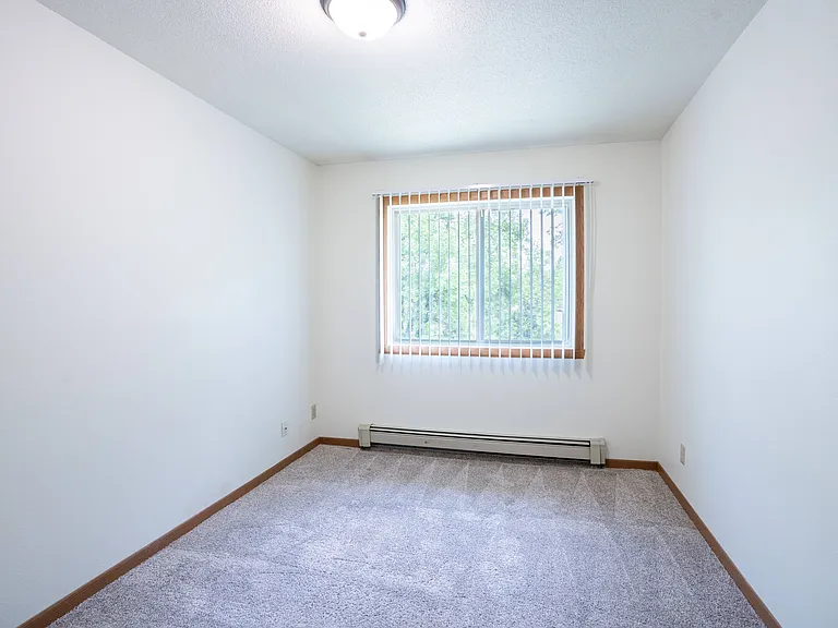 Grand Forks, ND Columbia West Apartments | 21C | Bedroom