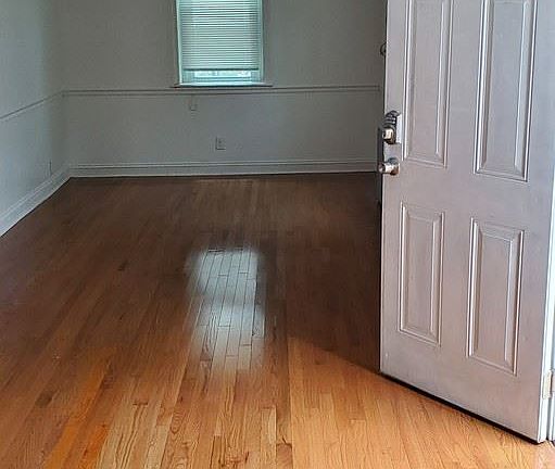 2nd image of 3860 Haverford Ave Side 2