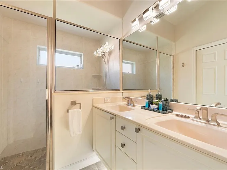 1526 Vintage Ln — Photo 19