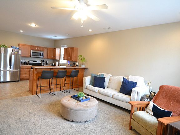 3rd image of 605/607 W Laharpe St