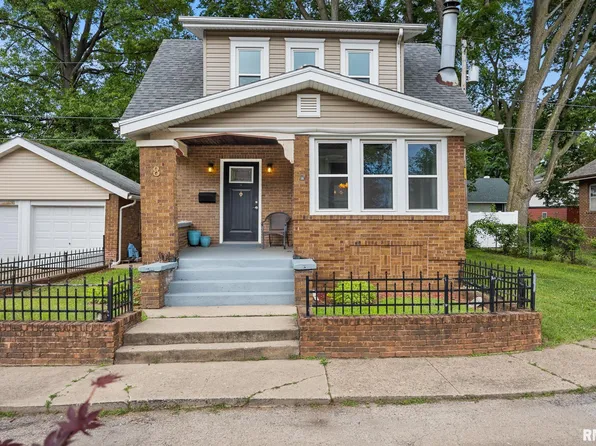 8 Rosenberg Ct, Pekin, IL 61554