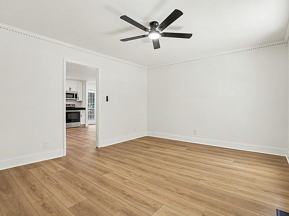 5th image of 102 Amesbury Ln