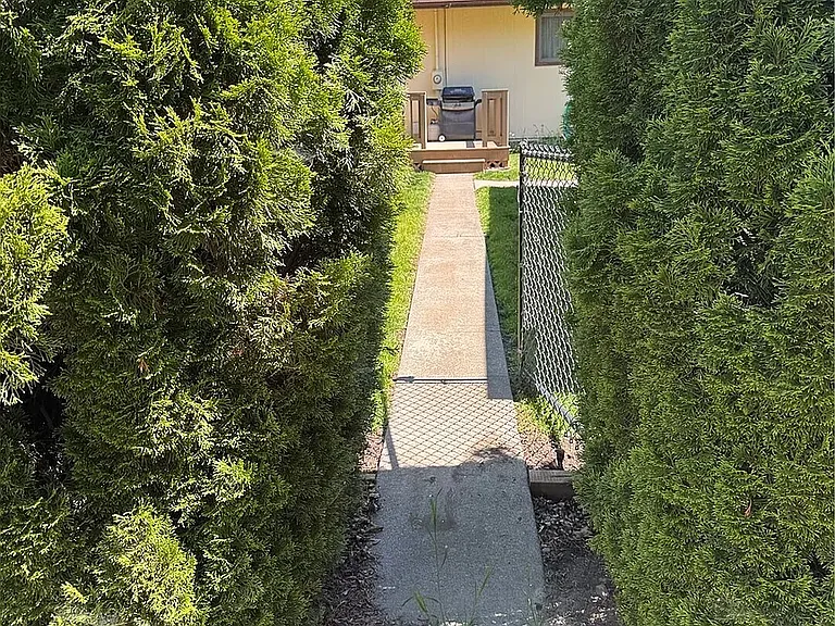 908 S 6th St — Photo 30