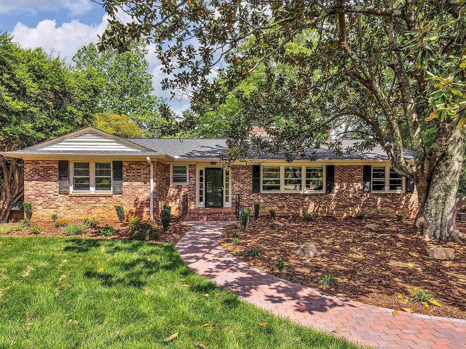 1st image of 213 Boxwood Ln