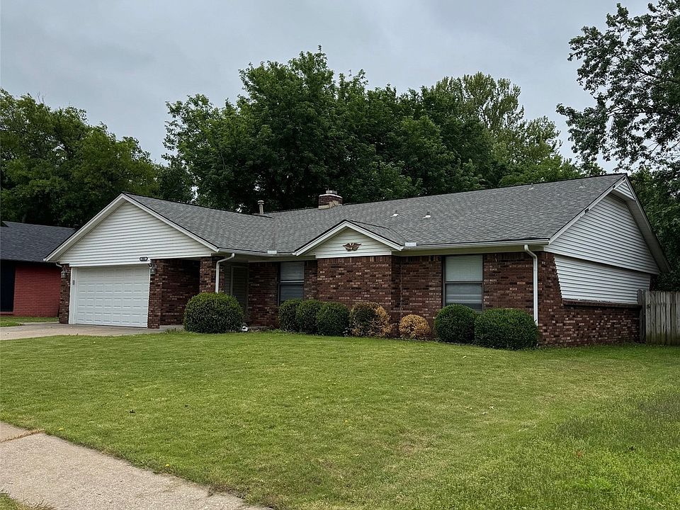 2nd image of 2905 E Fort Worth St