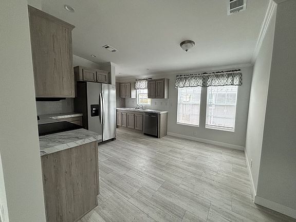 4th image of 28 Nyborg Ave #28