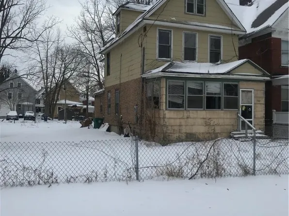 1867 Pierce Ave, Niagara Falls, NY 14301