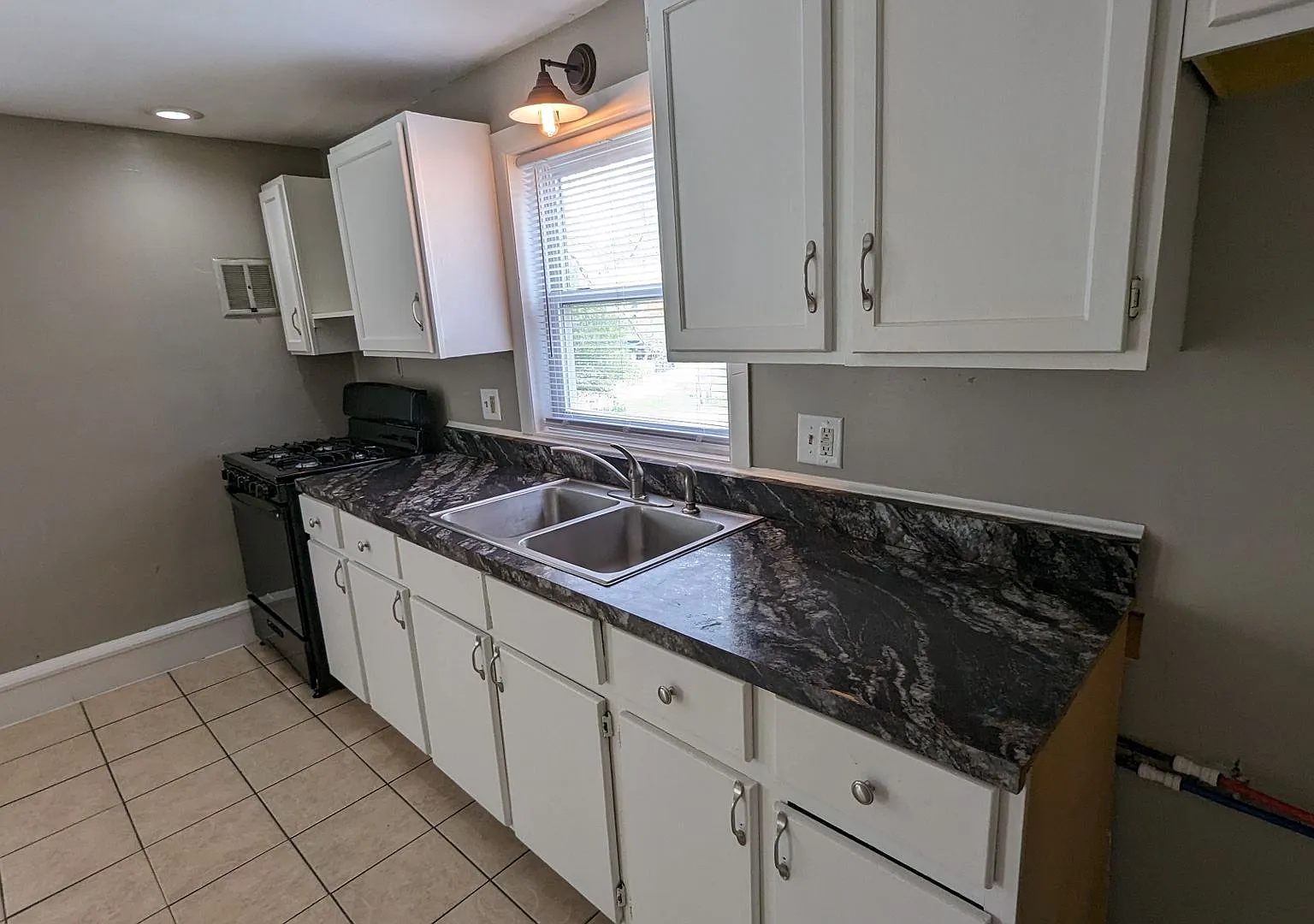 WAH1012 — Photo 3