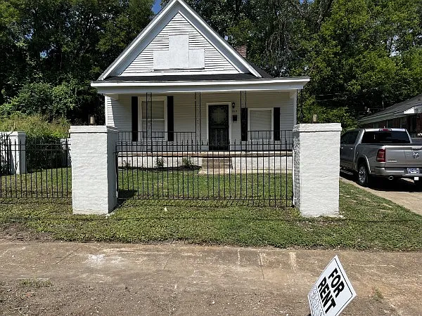 1211 Sylvan St — Photo 1