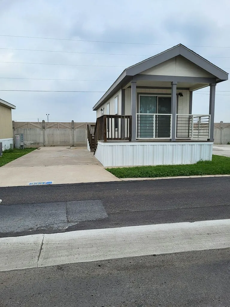 1 bed, 1.0 bath, 385 sqft, $1,300 — Photo 1