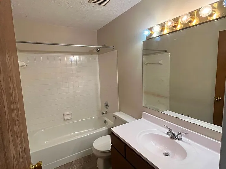 24 Woodland Hills Dr #11 — Photo 5
