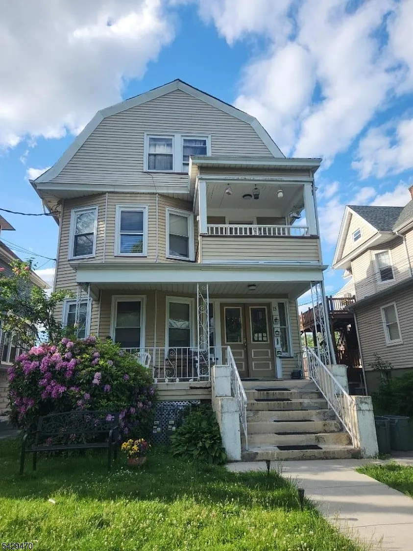 3 bed, 1000 sqft, $2,400 — Photo 1