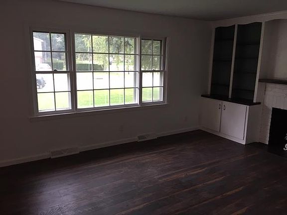 3rd image of 1128 Columbus Cir S