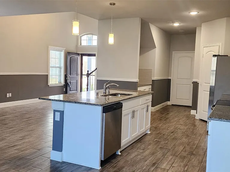 702 Amber Dr — Photo 5