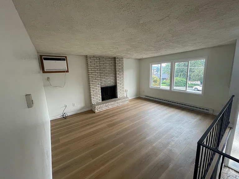 2537 E 27th Ave — Photo 2