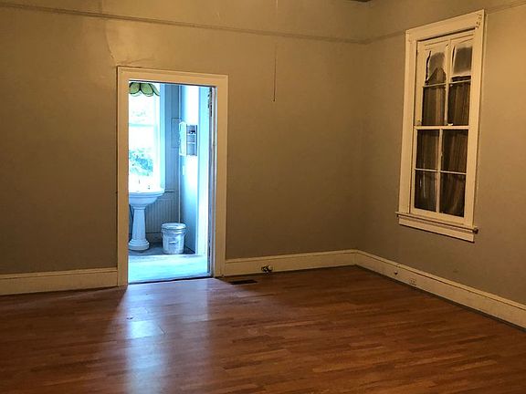2nd image of 504 E Hampton St