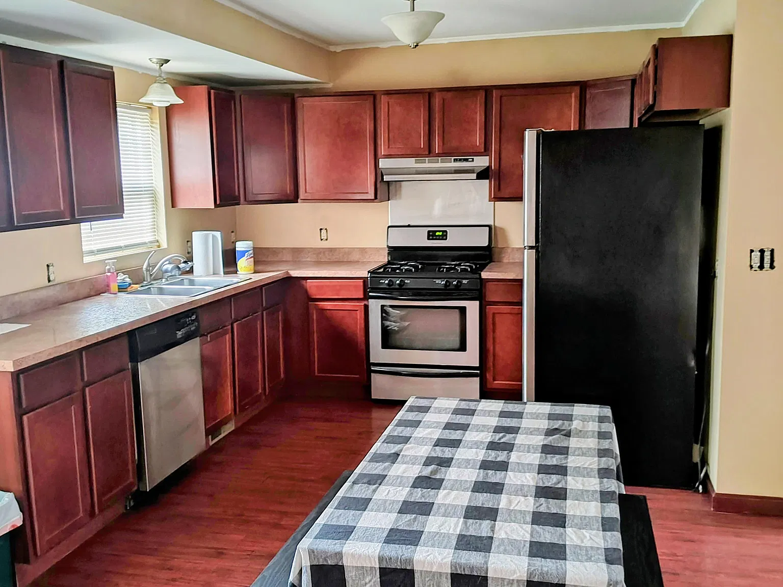2 bed, 1100 sqft, $1,375 — Photo 2