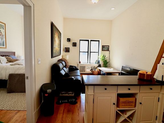 4th image of 143 W 74th St Penthouse A